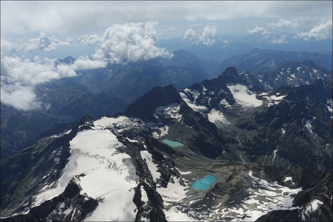 Les Rouies et le glacier éponyme, le lac des Rouies à droite, et le lac de la Muande à gauche.
Vallée du Valgaudemar (août 2020)