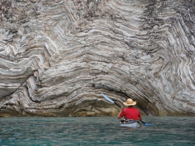 Kayak de mer en Mer Ionienne, Grèce. Décors de types de calcaires variés.