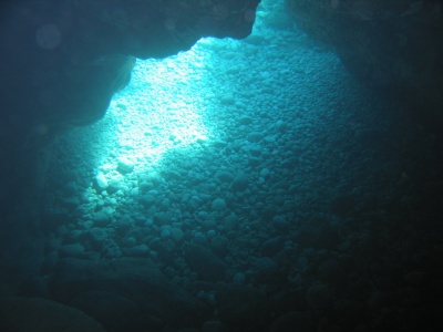 Vue sous marine depuis le fond d'une grotte qui ressortait à la mer via un syphon
