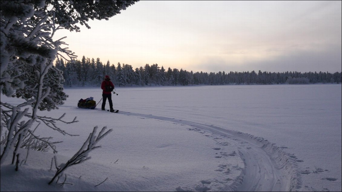 Ski pulka en Laponie pendant la nuit polaire. Traversée d'un lac gelé aux maigres et furtives lueurs.
Photo : Florence Archimbaud et Sylvie Massart