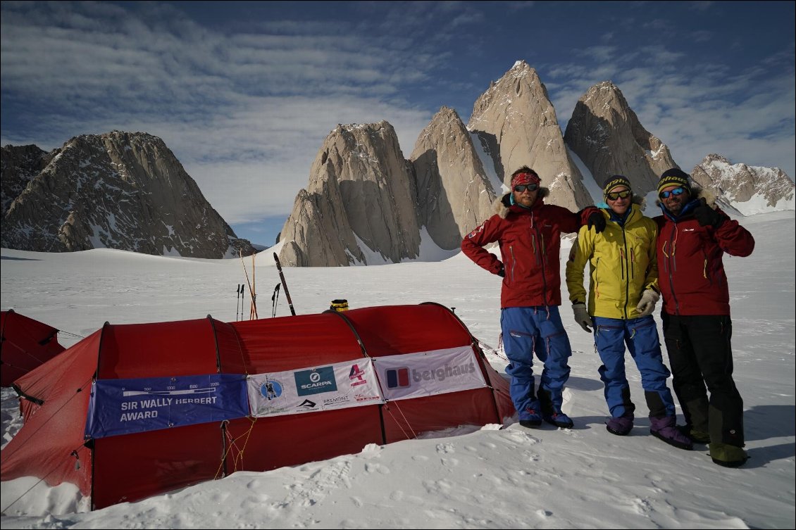 Spectre Expedition, snowkite et escalade en Antarctique.
Le trio devant la paroi du Spectre, leur objectif alpinistique !
Photo : Jean Burgun