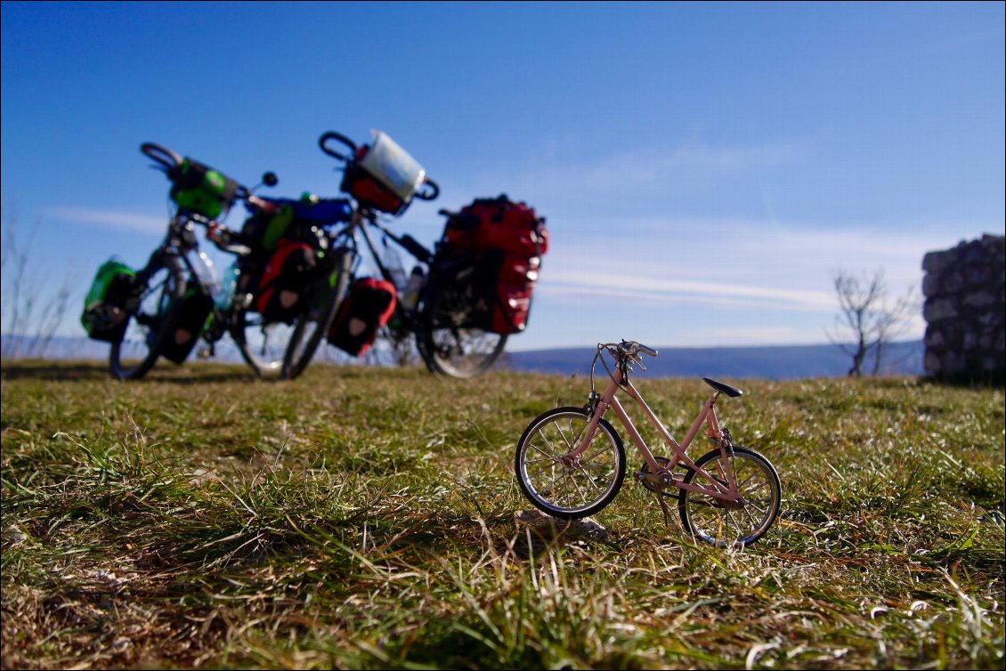 À vélo autour du monde en partant de chez soi !
Photo : Noémie et Adam Looker-Anselme, voir leur site et leur article dans Carnets d'Aventures 52