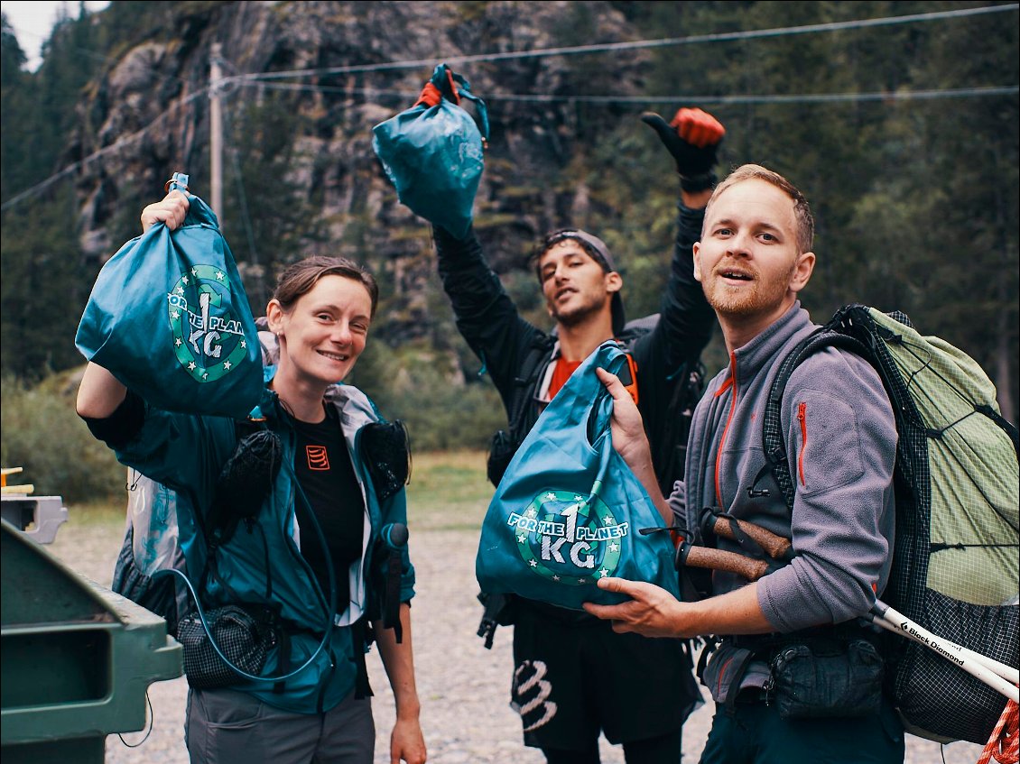 Collecte de déchets au fil de la marche : 1 kg for the planet !
Deux pas vers l'autre.
Photo : Marie Couderc et Nil Hoppenot