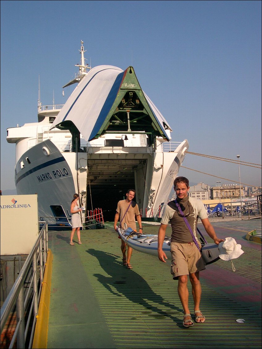 Utilisation du ferry lors d’un trip kayak en Croatie. Les kayaks seront attachés dans la cale, aux côtés des vélos, motos et autres véhicules (le coût pour un kayak était le même que pour un vélo : environ 10 €).
Photo : Carnets d’Aventures.