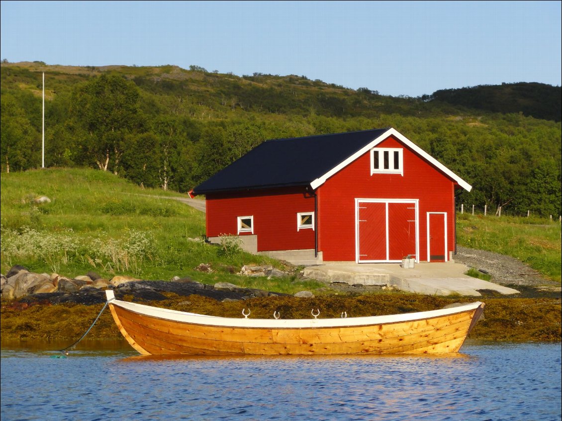 Cabane de pêcheurs dans le nord de la Norvège (îles au nord de Tromsø)