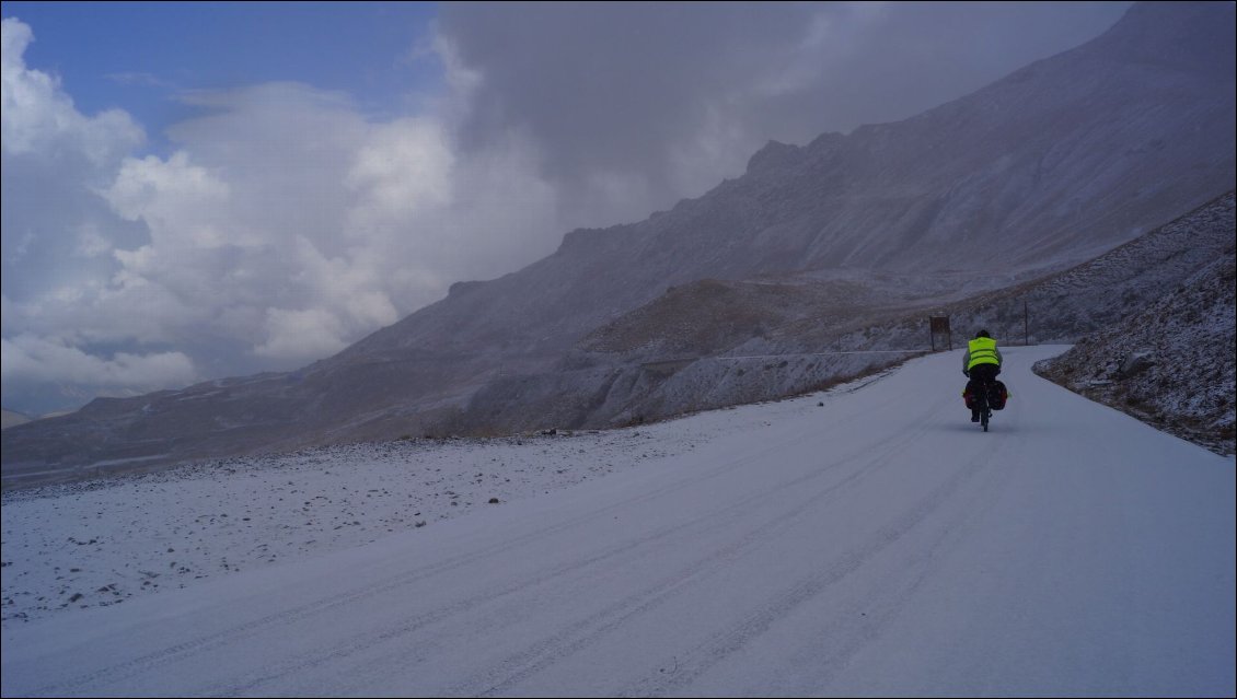 Kirghizistan, 3800m d'altitude, nous devons franchir ce haut col aujourd'hui avant que le temps ne s'empire trop...
Eh non ! nous sommes bien sur un le plus haut col du pays, mais en France : le col de la Bonette !
Nous habitons dans le Mercantour et nous choisissons le vélo comme moyen de transport pour rendre visite à la famille qui habite dans la région grenobloise. Il s'agit de mon premier voyage à vélo et le dépaysement est au rendez-vous à travers des montagnes aussi belles que diversifiées !
(St Martin Vésubie – Voiron en passant par le col de la Bonette, Embrun, Champsaur, col du Noyer, Dévoluy, Triève, col de la Croix Haute, Grenoble).
Photo : Pauline Legrand, voir sa page  Facebook