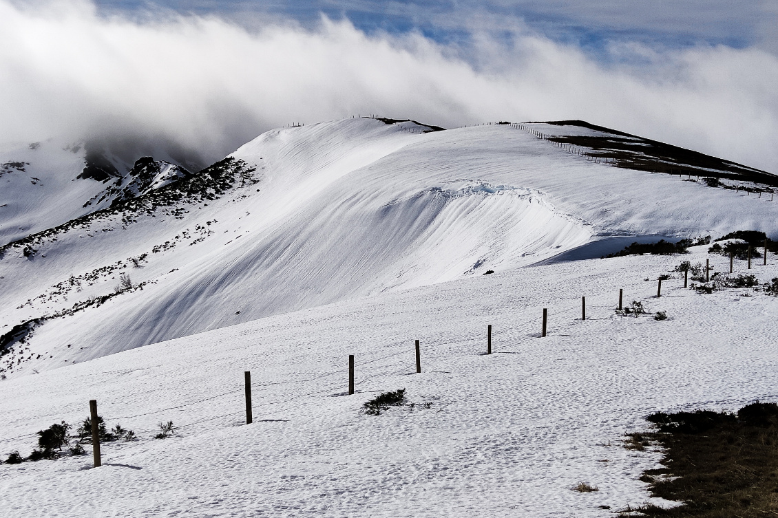 Nevadin dans les nuages. Un sommet hors sentier, des pentes à 50°, de la neige qui recouvre les versants nord. Tout cela isolé pendant plusieurs jours. Quel pied ces montes de Leon !