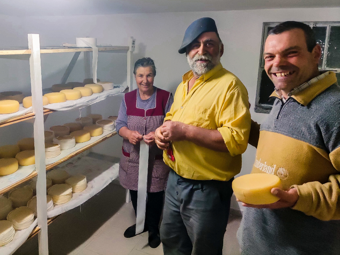 Le meilleur fromage du Portugal. Après plus de dix jours passés avec José, sa famille et ses brebis, je goûte un fromage qu'on ne trouve pas en ville !