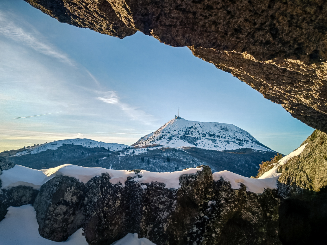 Bivouac hivernal. Grottes du Petit Suchet, vue 4 étoiles sur le puy de Dôme.
Photo : Anne Iotz.