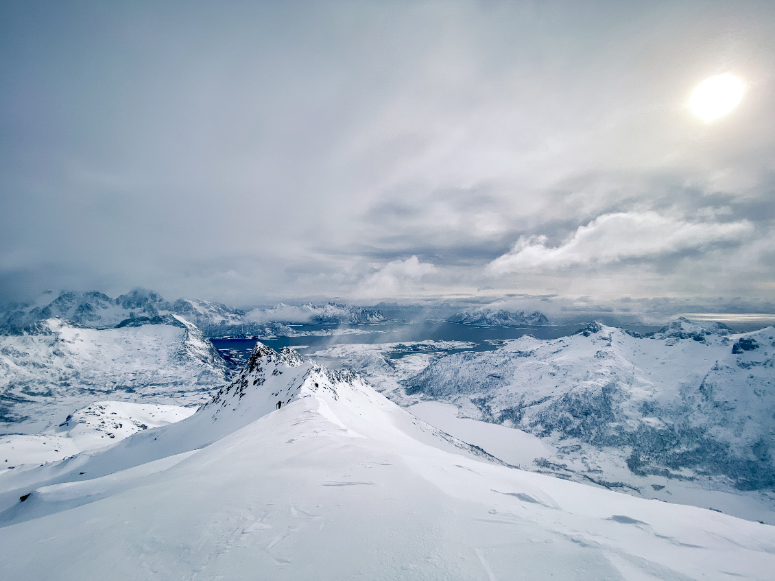 Paradis du ski de rando. Sommet du Rundfjellet, Lofoten.
Photo : Clément Aubert