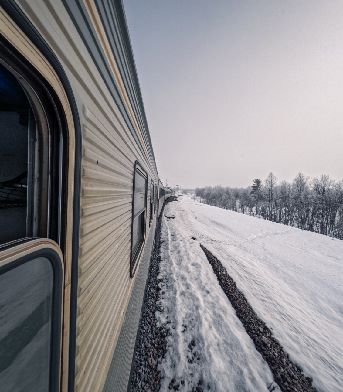 Le Pôle Express. Comme dans un film, au petit matin, nous passons la tête par les fenêtres du train et respirons l’air du Grand Nord.
Photo : Jules Buthion