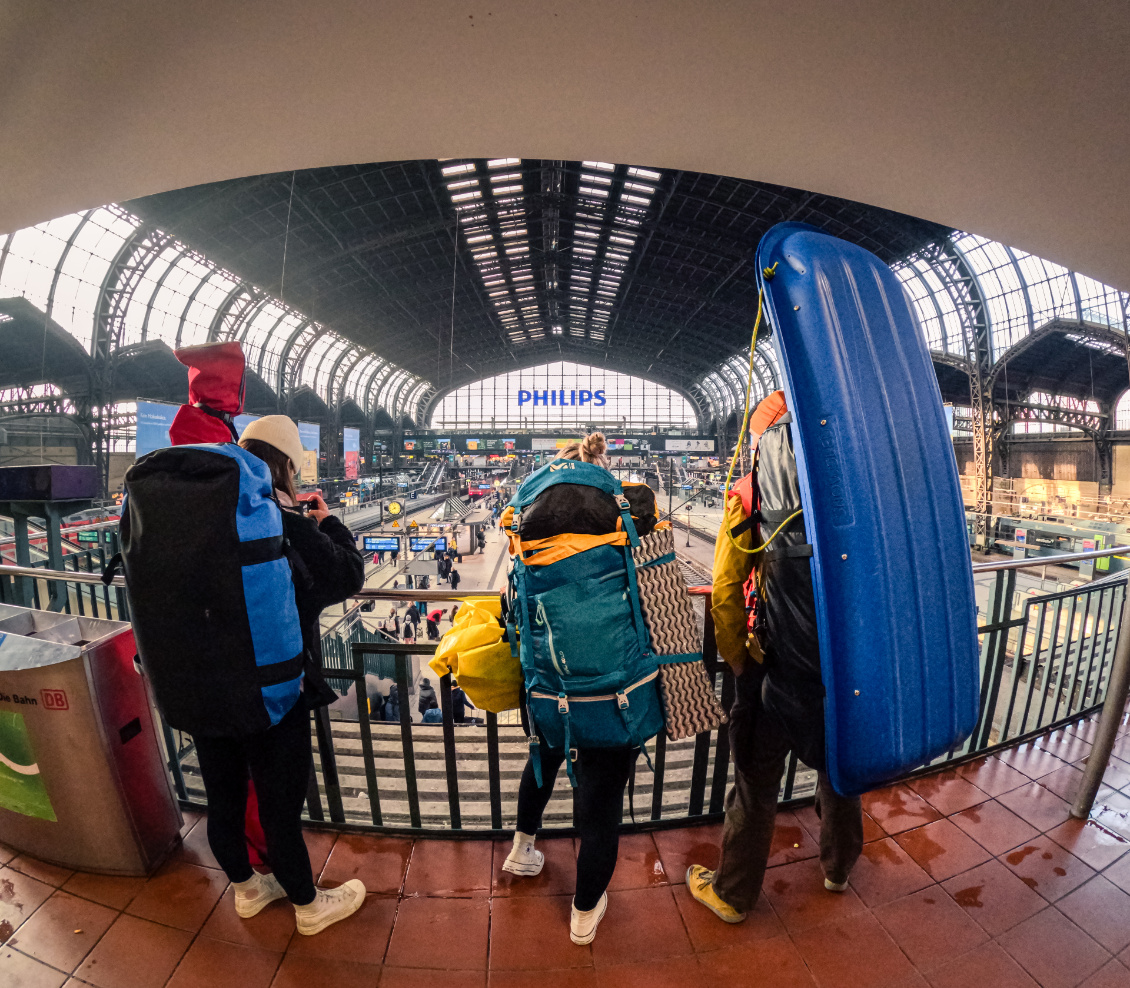 Gare d’Hambourg.
Nous faisons figure d’OVNI avec notre chargement de skis et pulkas.
Photo : Jules Buthion