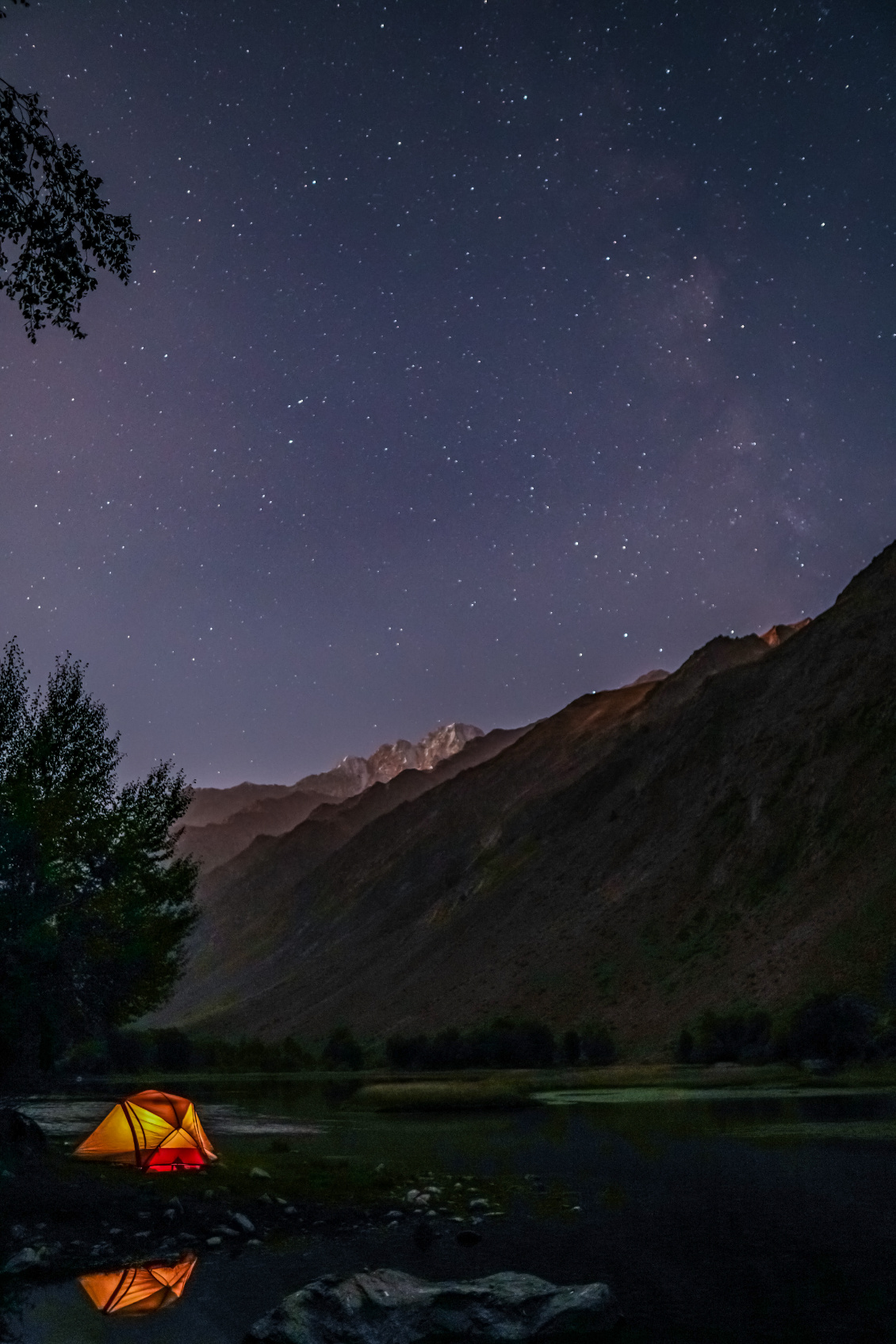 Matthieu Sion.
@matthieu_sion
Lac étoilé. Itinérance dans les vallées sinueuses du Tadjikistan. Un lac et ses majestueuses montagnes se dévoilent sous la lueur des étoiles.